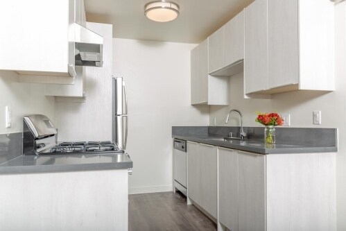 Foto del edificio - 1330 N Martel Ave