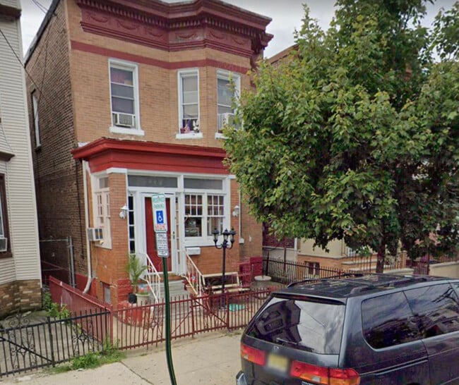 Building Photo - 421 52nd St
