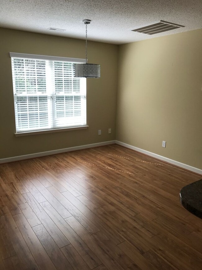 Building Photo - Beautiful 2 Bed/ 2 Bath Ranch in Desirable 55+ Neighborhood Located in Mooresville