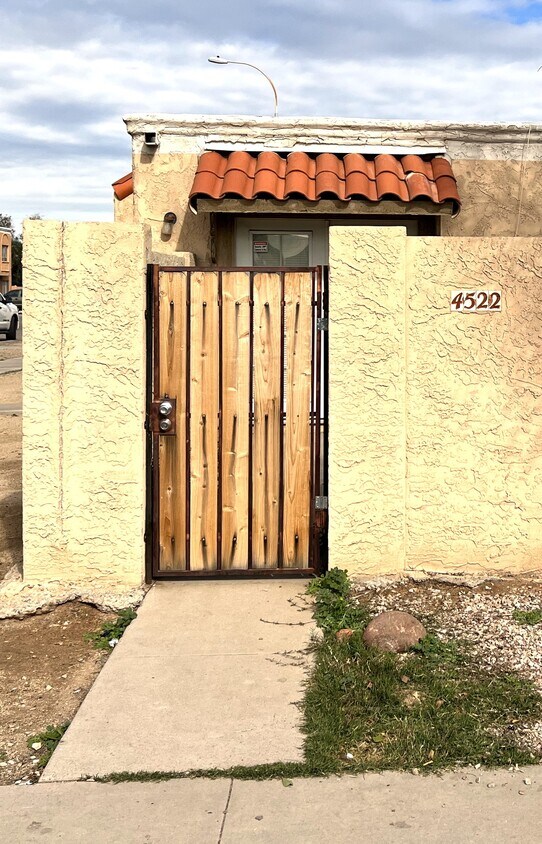 Foto principal - 4522 E Riverside St