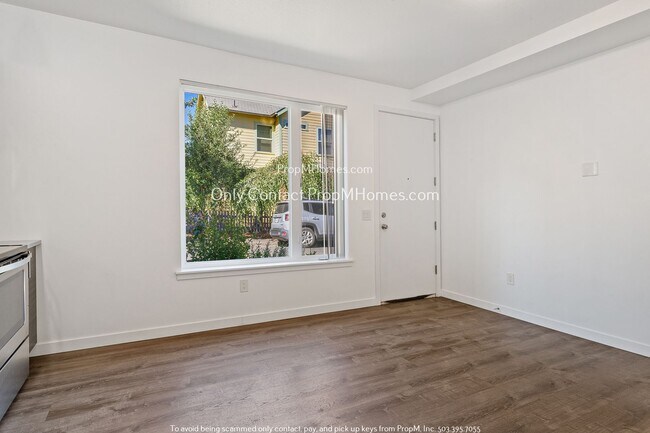 Foto del edificio - Charming Condo with Modern Amenities in Prime NE Portland Location!