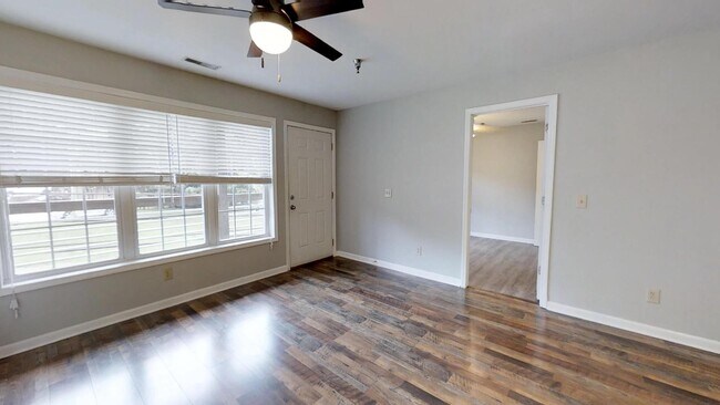 Foto del edificio - 1555 W King St