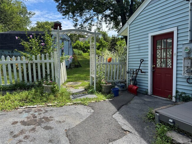 Building Photo - 14 Brookside Rd