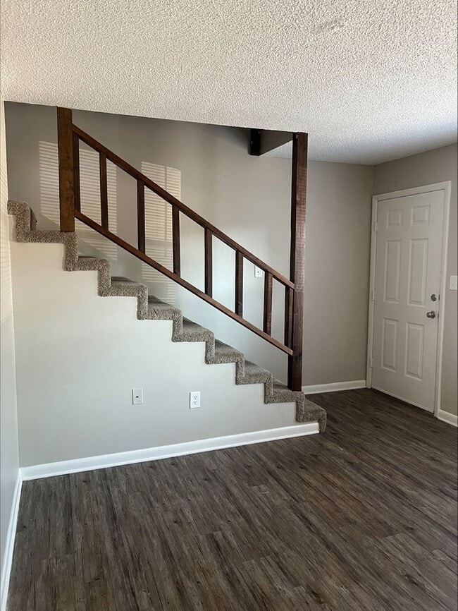 Building Photo - 1 Bedroom Townhouse Ready for Move In!