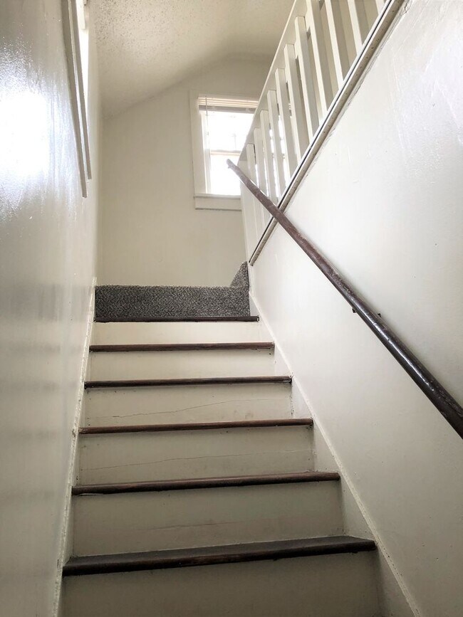 Foto del edificio - 3 Bed, 1 Bath House - Home OFFICE!!