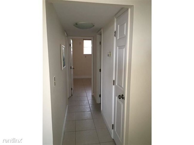 Foto del edificio - 2400 NE 10th St