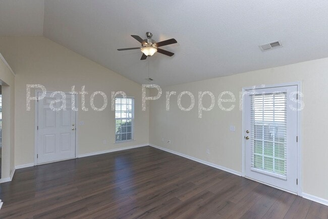 Building Photo - 295 Legend Oaks Dr
