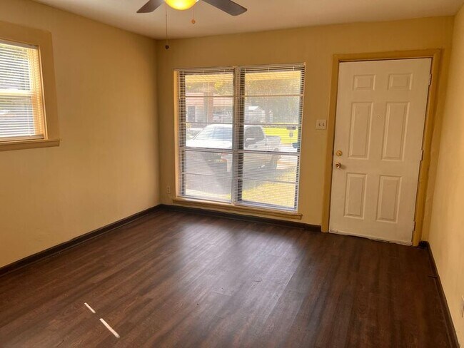 Foto del edificio - 216 Meadow Park Dr