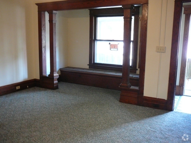 Building Photo - 453 W 8th St