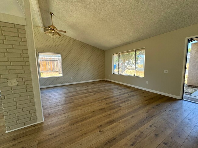 Building Photo - MOVE IN SPECIAL** Beautiful Remodeled 4BR/...