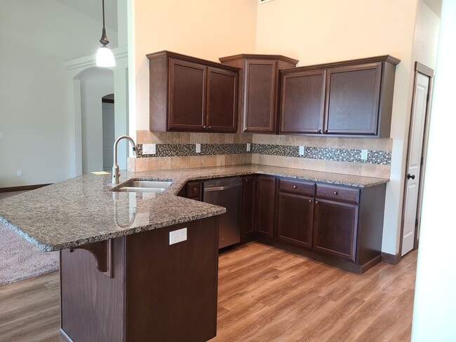 Building Photo - Beautiful Custom 3 bedroom 2 bath Home for...