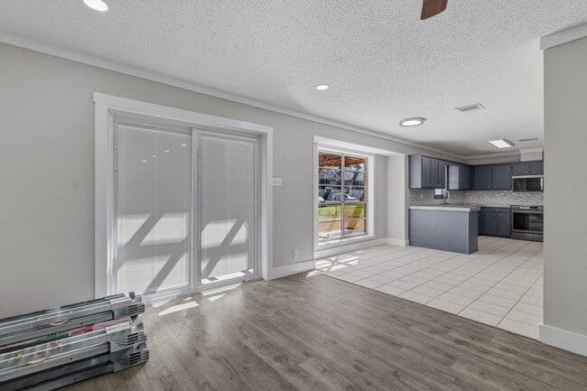 Building Photo - 32 Forest Dr