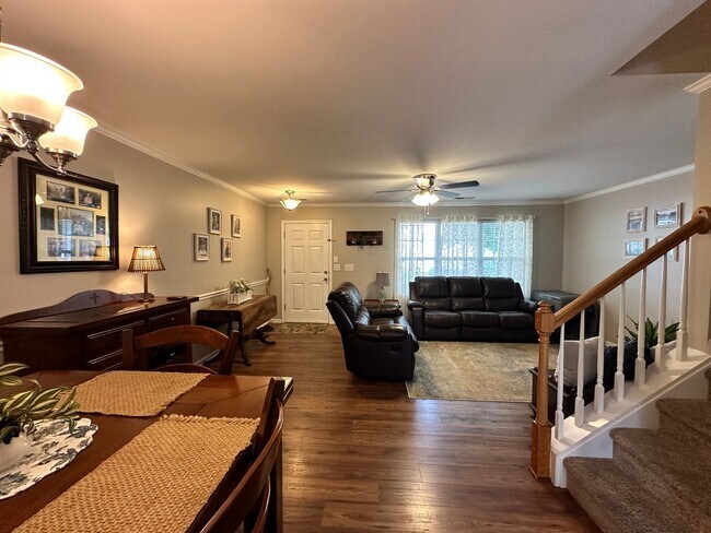 Building Photo - 596 Greenway Dr