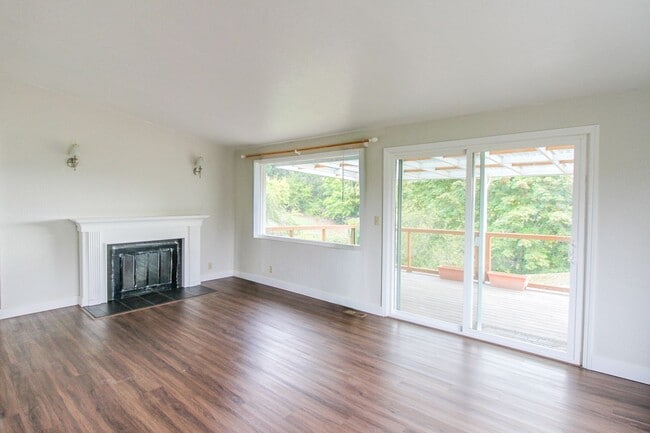 Building Photo - 970 Cascade Dr NW