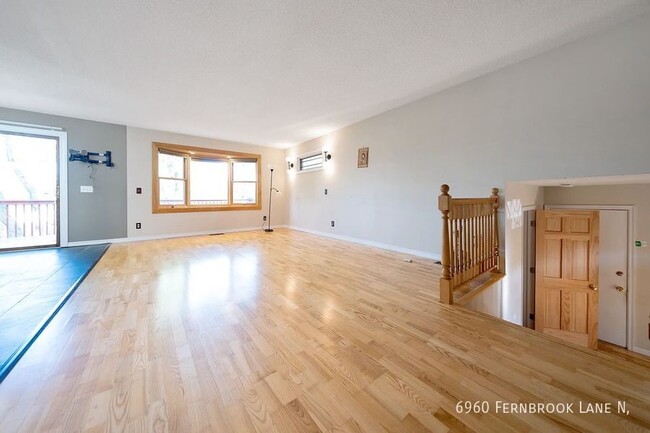 Foto del edificio - 4 Bed 2 Bath Renovated Home in Maple Grove!