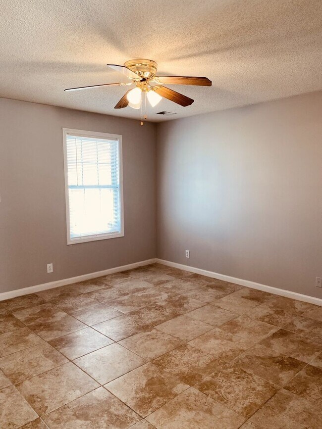 Building Photo - Cozy Ranch Close to Post