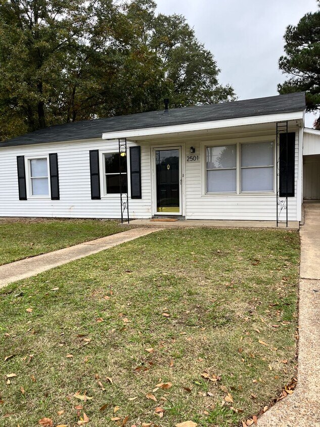 Primary Photo - Cozy 3-Bed Home with Carport - $1095/mo - ...
