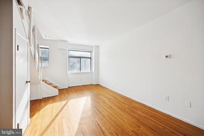 Building Photo - 319 S 10th St