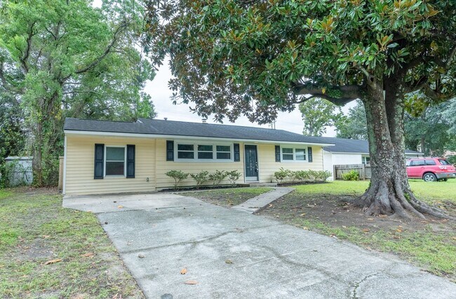 Building Photo - Comfortable Home Minutes from Park Circle
