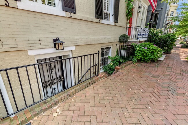 Building Photo - Charming and light-filled garden condo in ...