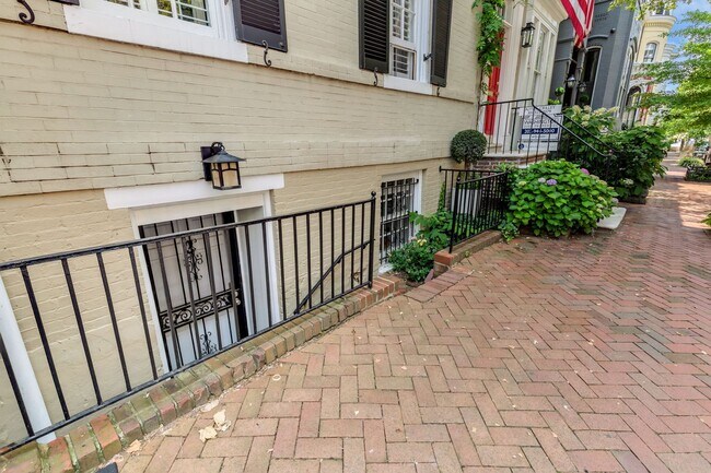 Foto del edificio - Charming and light-filled garden condo in ...