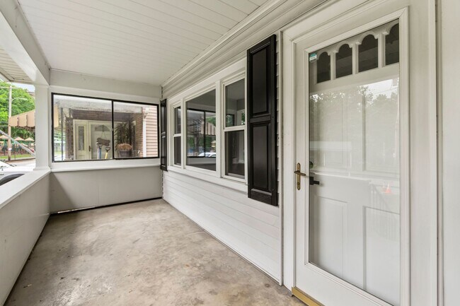 Foto del edificio - AVAILABLE NOW! Don't miss this amazing 3-bedroom with a RIVERFRONT view in Brackenridge!