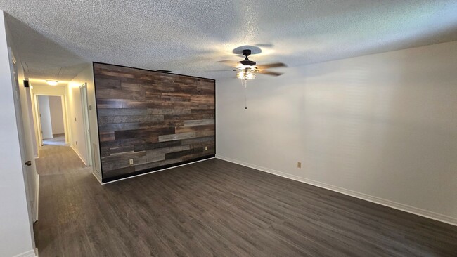 Building Photo - 2 Bed, 1.5 Bath private backyard