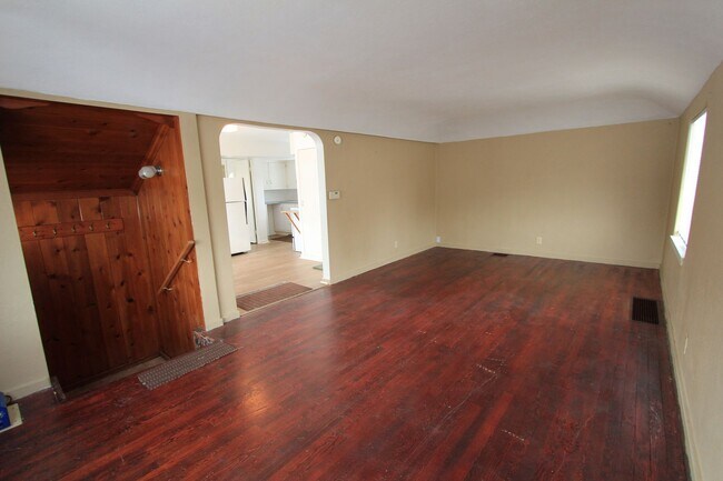 Building Photo - 3 bedrooms, 1.5 bath home with single car ...