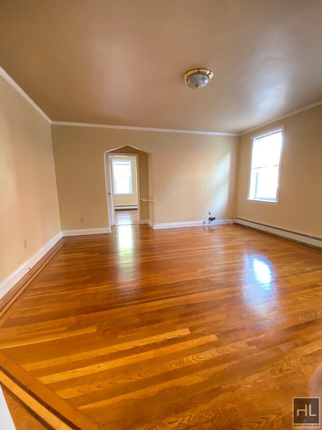 Building Photo - 1 bedroom Clean quiet charming 208 STREET ...