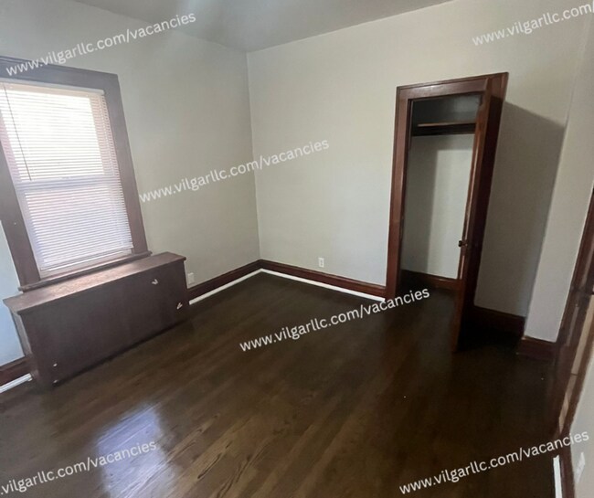 Foto del edificio - 3 large bedrooms, 1 full bath home in Gary, IN