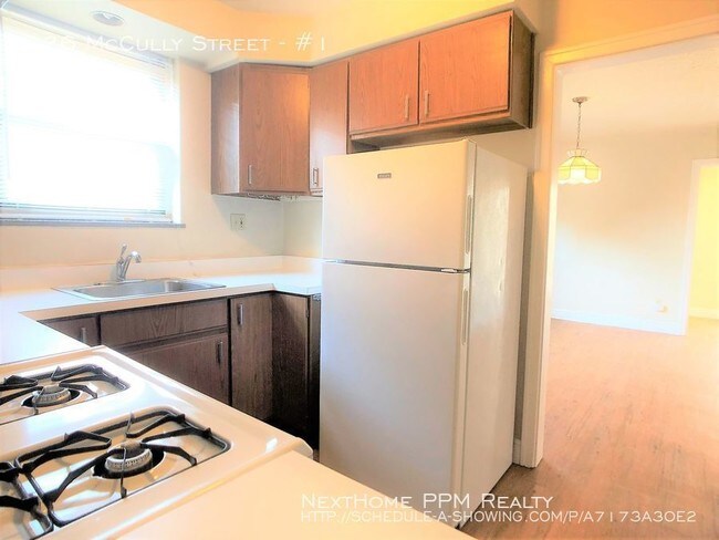 Building Photo - 226 McCully St