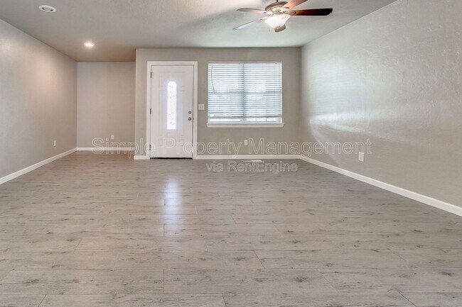 Foto del edificio - 120 N Ranchwood Blvd