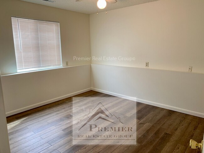 Building Photo - 1025 Western Dr