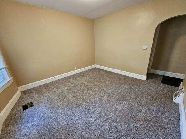 Foto del edificio - 2 bed 1 bath two story duplex