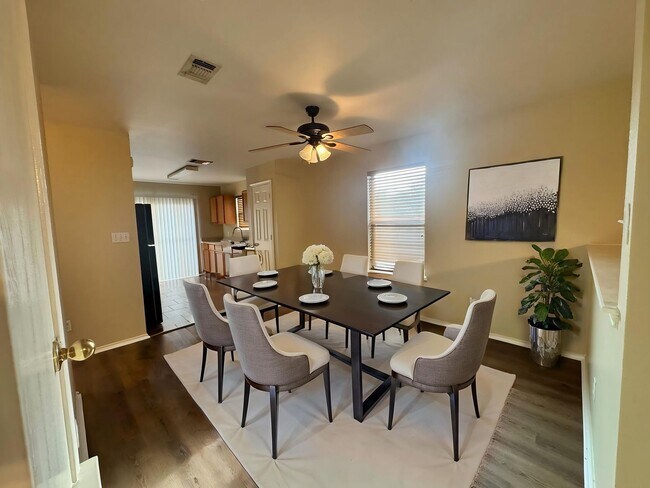 Foto del edificio - FRESHLY PAINTED  | ONE STORY  |  OPEN CONCEPT  |  GREAT LOCATION: 1604 & SHAENFIELD