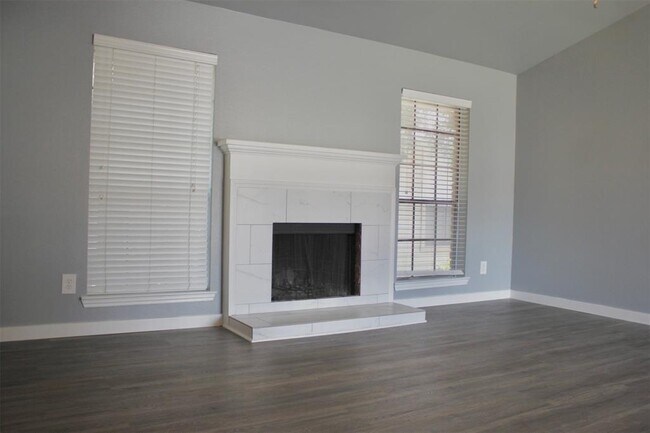 Building Photo - 2211 S Kirkwood Rd