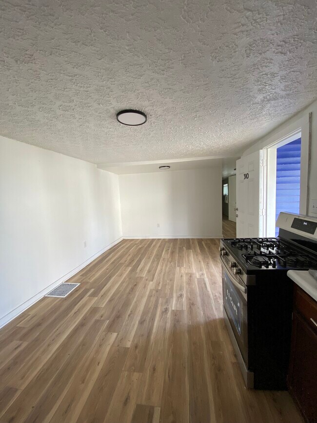 Building Photo - 310 N 27th St