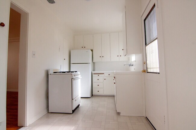 Building Photo - 1628 Rodney Dr