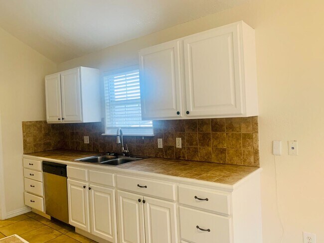 Building Photo - Beautiful 3 bed, 2 bath home in Noble!--12...