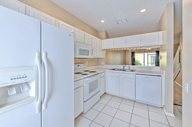 Foto del edificio - Very nice 2bed/2.5bath townhouse in gated Meadow Pointe!