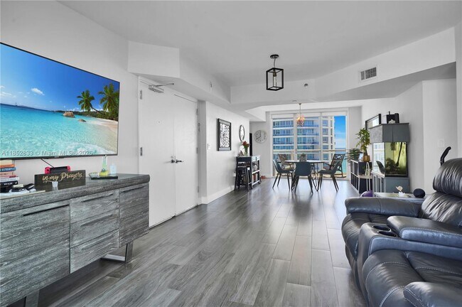 Building Photo - 5900 Collins Ave