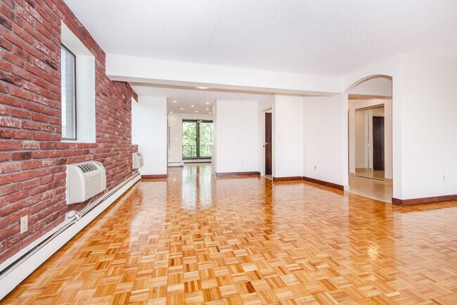 Foto del edificio - COOLIDGE CORNER PENTHOUSE WITH GARAGE PARK...