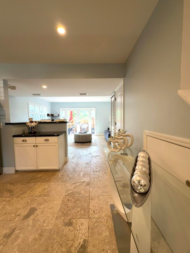 Building Photo - 409 N Cypress Dr