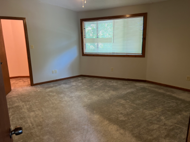 Building Photo - 284 Knoll Dr