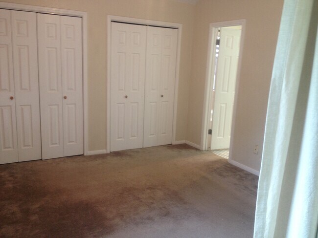 Building Photo - 2607 Armstrong Drive
