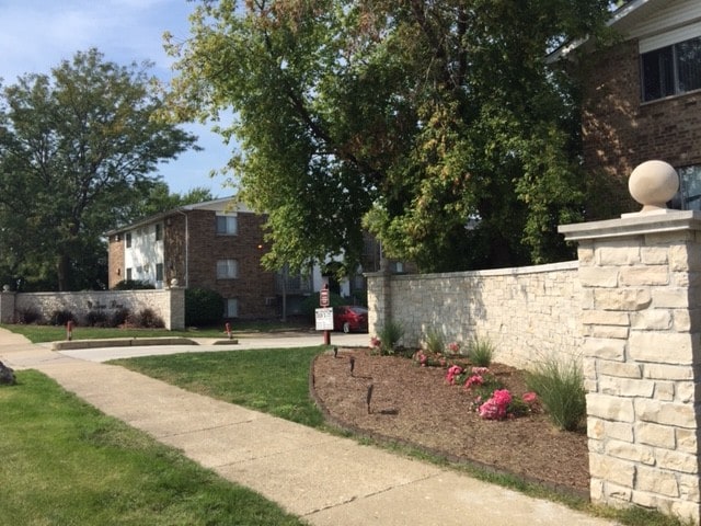 entrance - Willow Run of Crest Hill