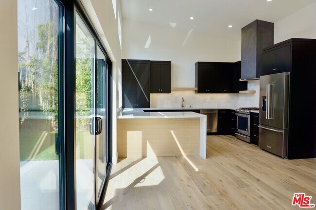 Foto del edificio - 2668 Greenfield Ave