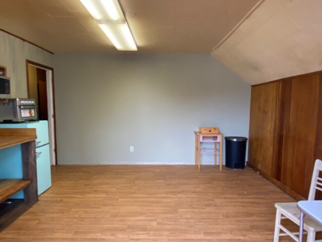 Building Photo - 4072 Eastside Hwy