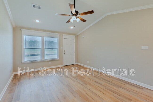 Building Photo - 825 Pine Tree Rd