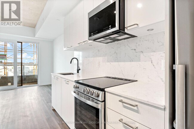 Photo du bâtiment - 1808 St Clair Ave W